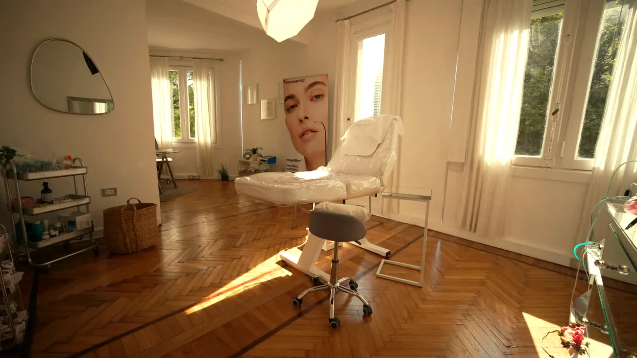 Consultorio de la Dra. Jenny Ortega De La Rosa con sillón de tratamiento y materiales mesoestetic